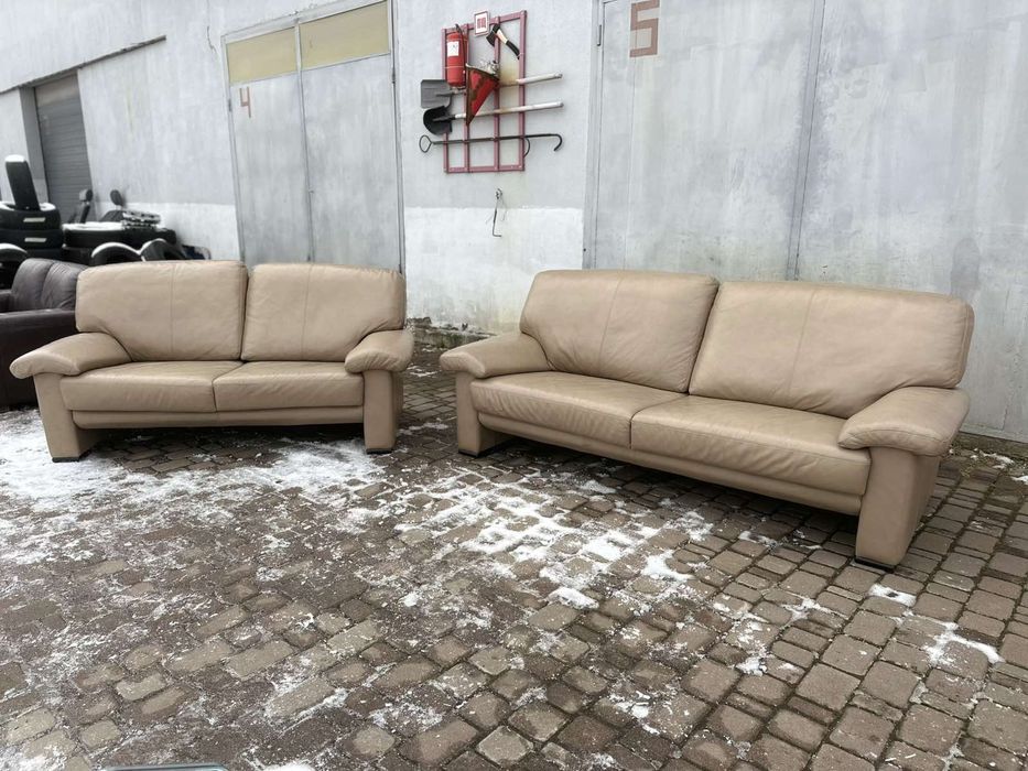 Диван. Шкіряний диван.