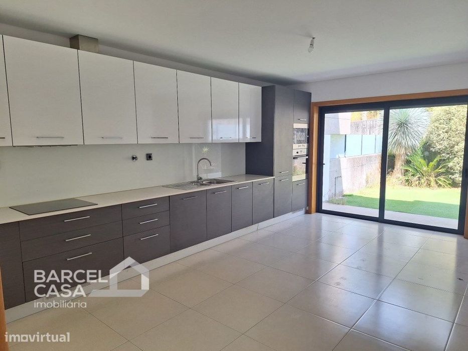 Moradia T4 em banda para arrendar em Adães - Barcelos