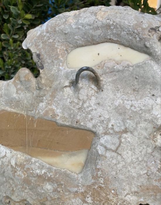 Brasao/Pedra de Armas em Pedra esculpida em bom estado de conservacao