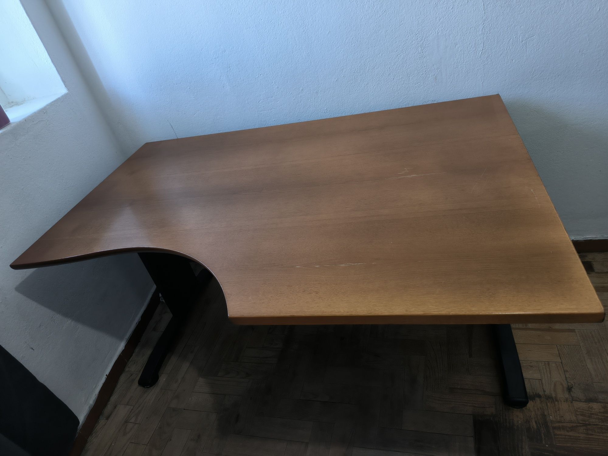 Mesa de escritório com calha para cabos  140x100x70