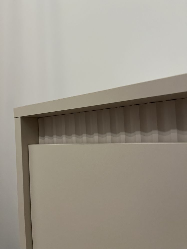Komoda ryflowana z polkami i 3 szufladami .