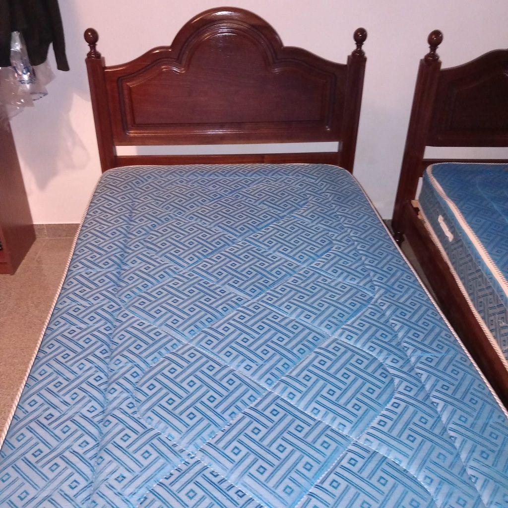 Mobília Quarto Madeira -  antiga em mogno  (2 camas individuais)
