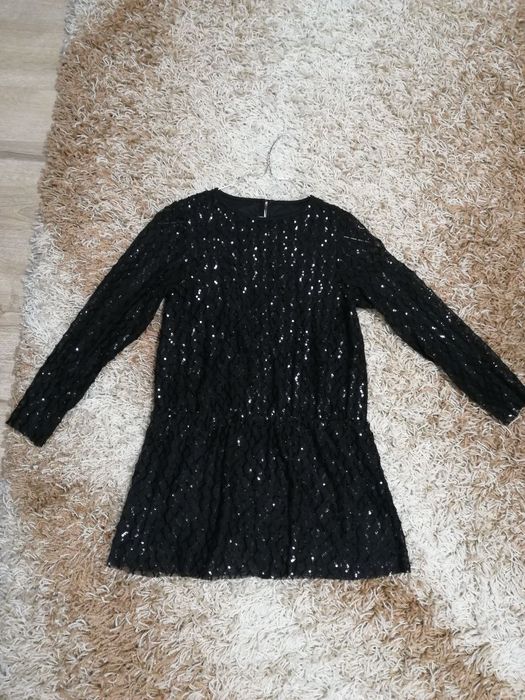 Сукня для дівчинки з паєтками з заниженою лінією талії. 
Розмір 140
Ва