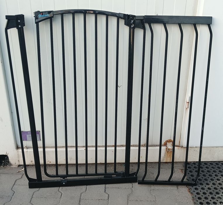 Kratki barierki zabezpieczające schody lub drzwi