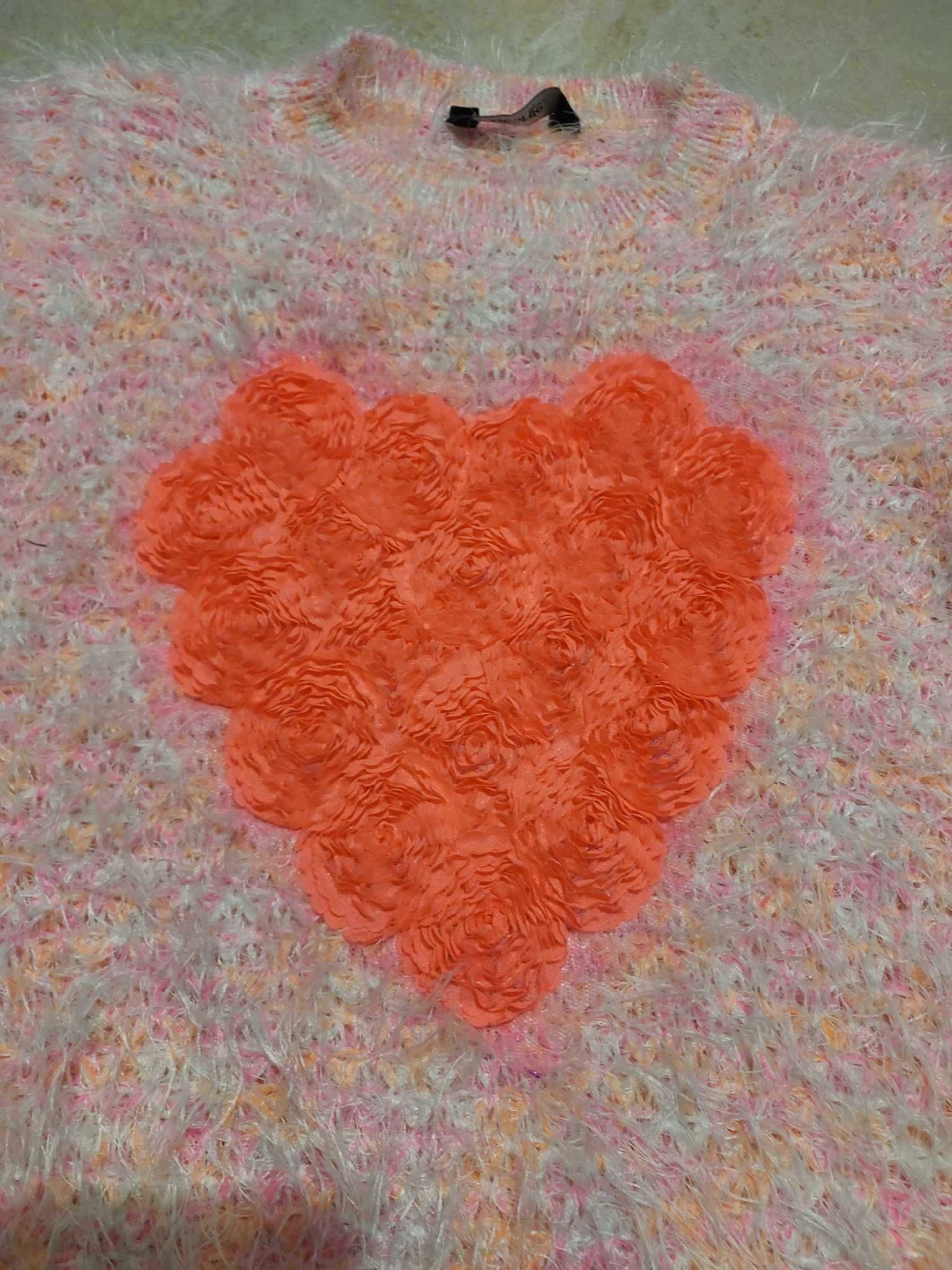 Pastelowy sweterek z pomarańczowym sercem 134cm