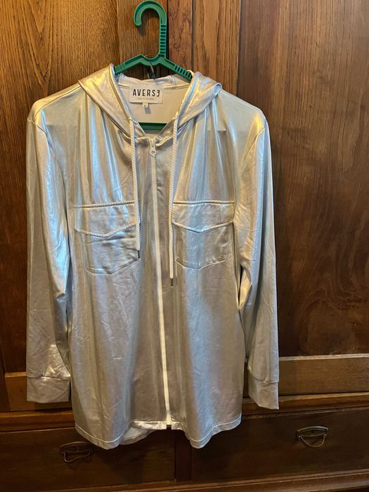 Se queremos ser arrojadas, eis uma peça  prateada muito bonita