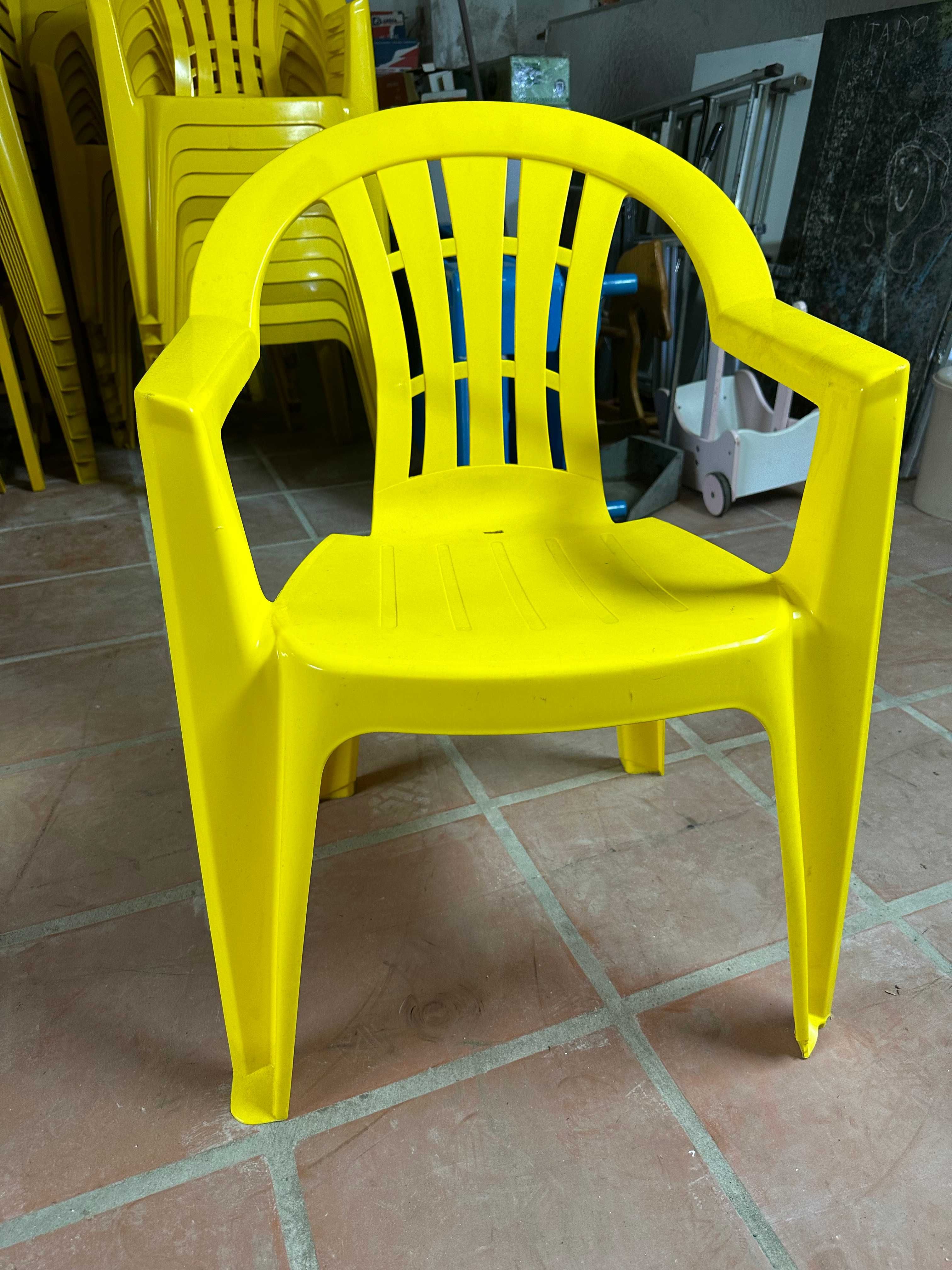 Cadeiras de plástico amarelas