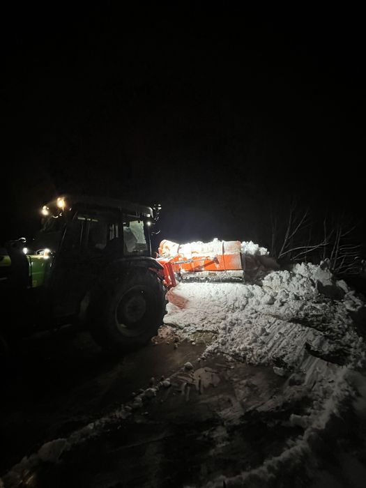 Odśniezanie dróg parkingów posesji placy
