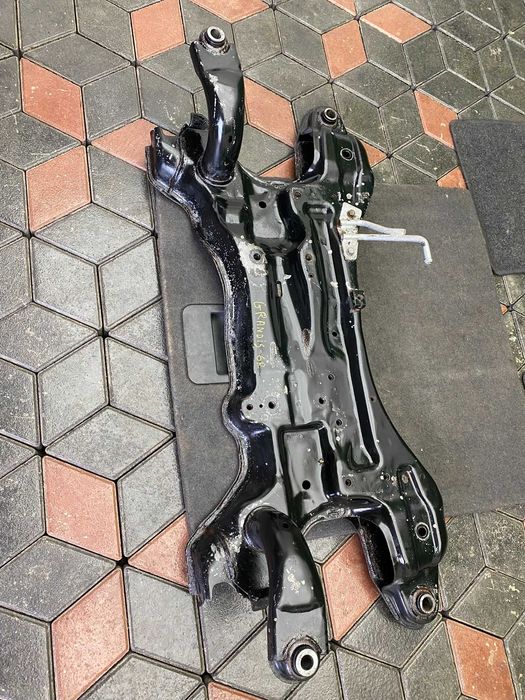 Передній підрамник Mitsubishi Grandis