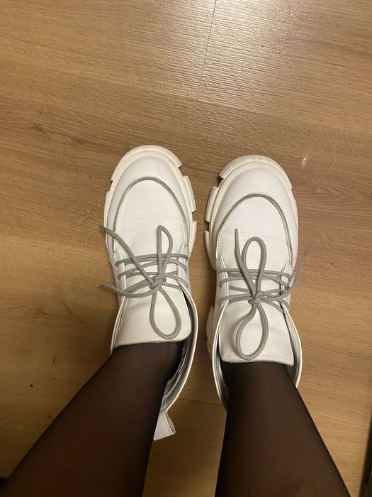 Продам ботинки лоферы белые