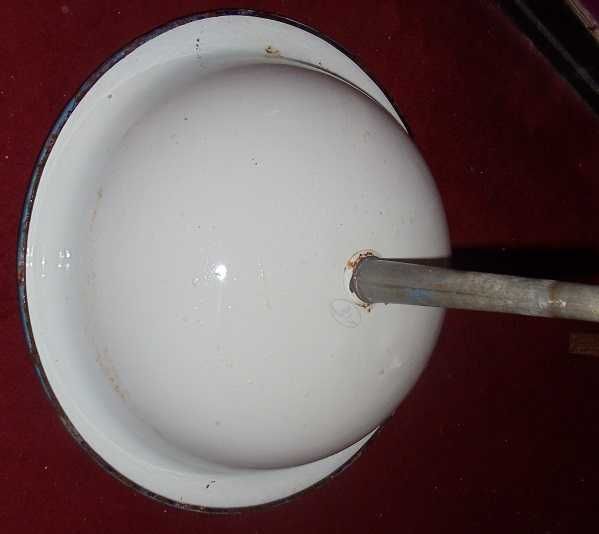 Lavatório muito antigo vintage em esmaltado de bacia com tubo