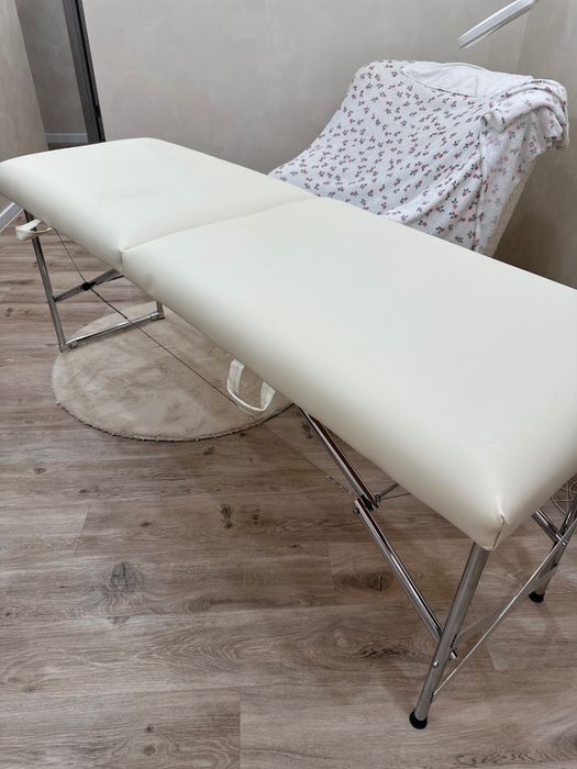 Продам складну косметологічну кушетку з подушкою.