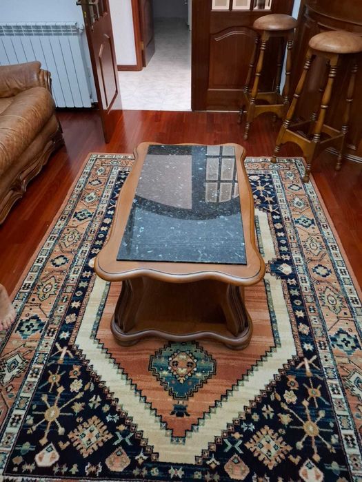 mesa de centro vintage com tampo em pedra