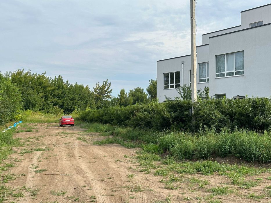 Ділянка 10 соток! Кутове розташування та вихід до каналу/водойми