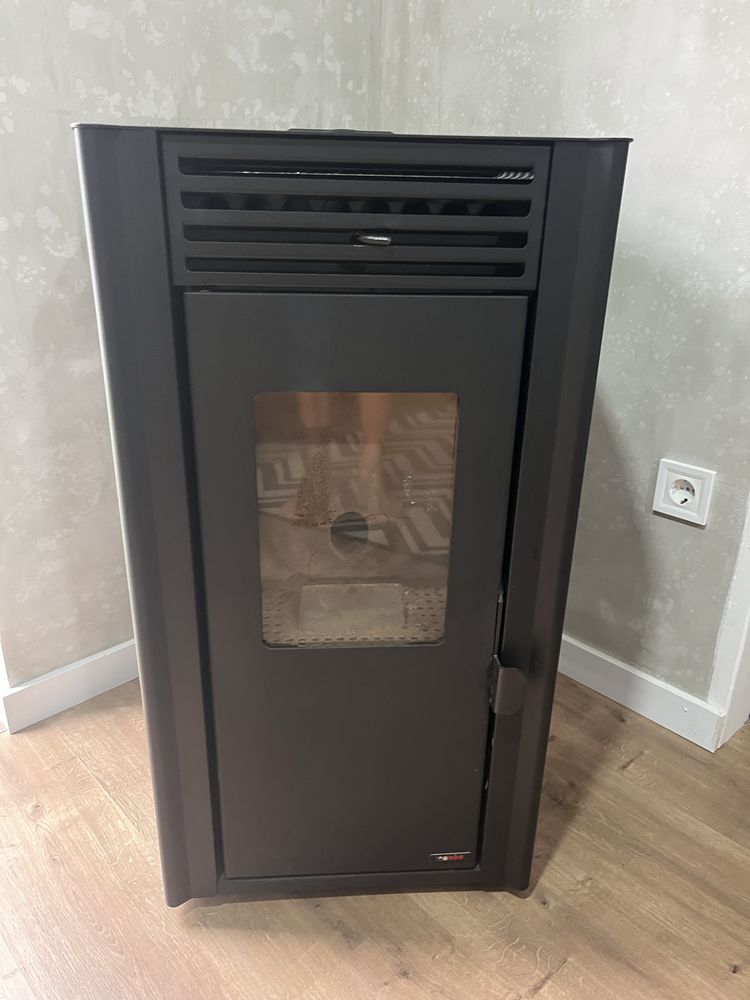 Salamandra a pellets FIRST PRETO 8KW