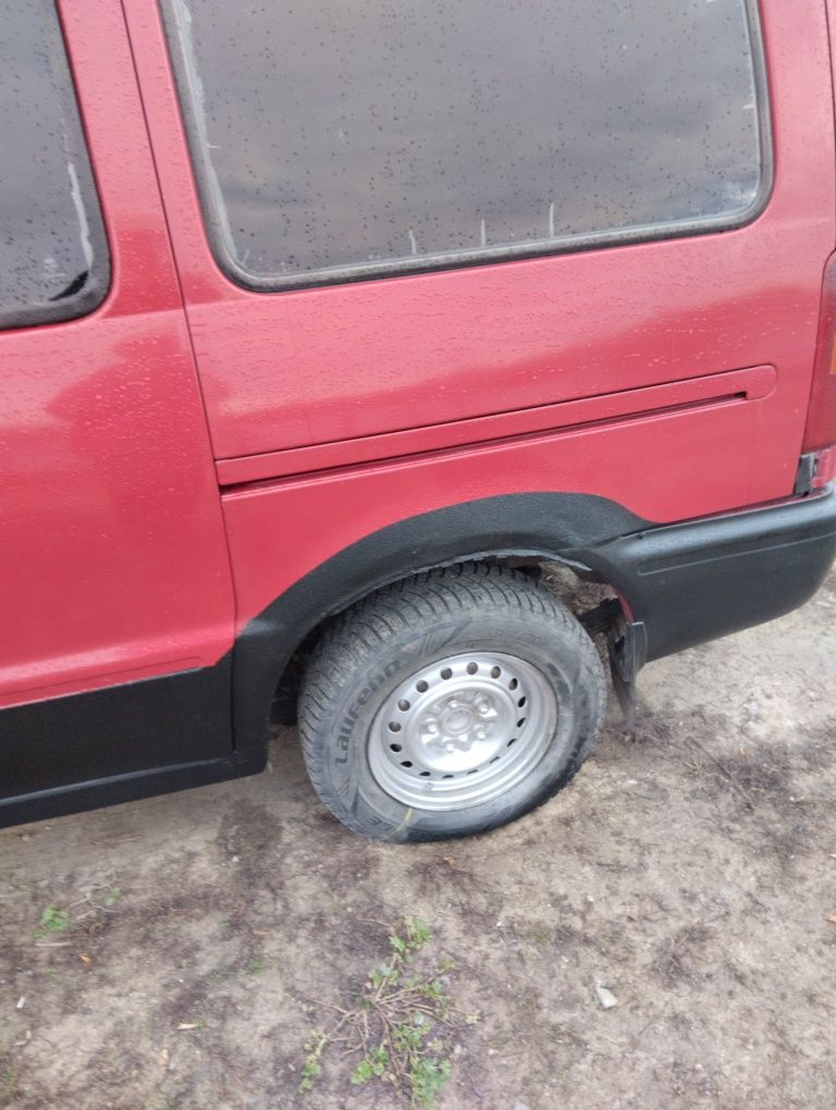 Nissan Vaneta заводиця їде