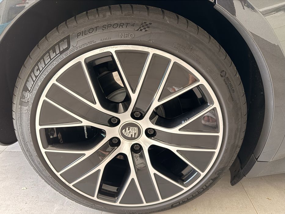 Porsche Taycan Turbo Jantes e Pneus