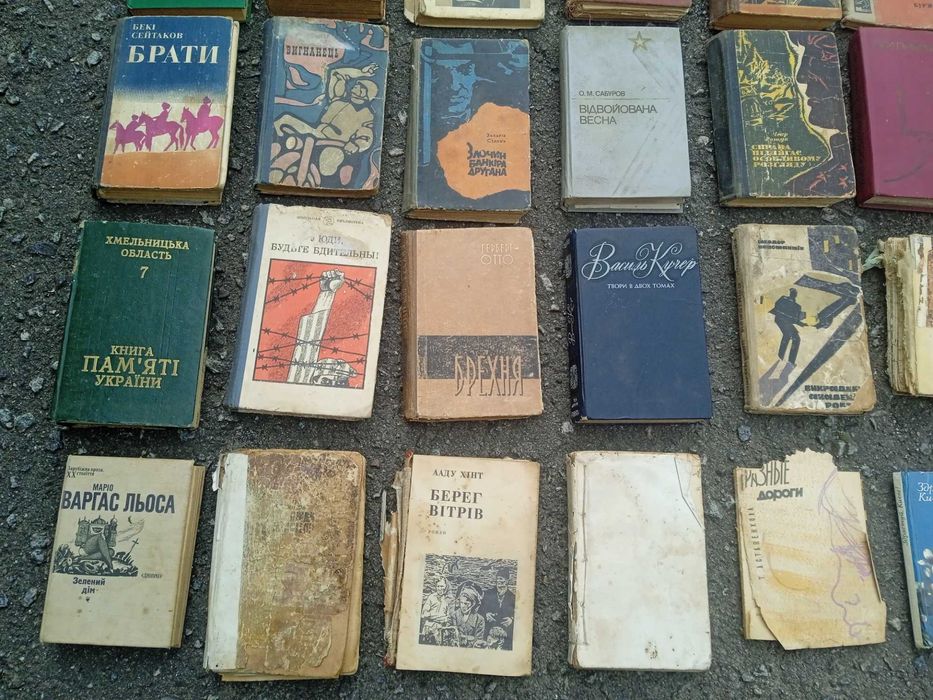 Книги художні різні