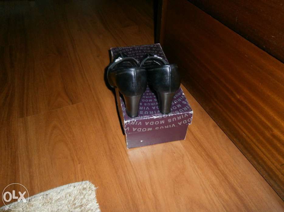 Sapatos pretos em pele.