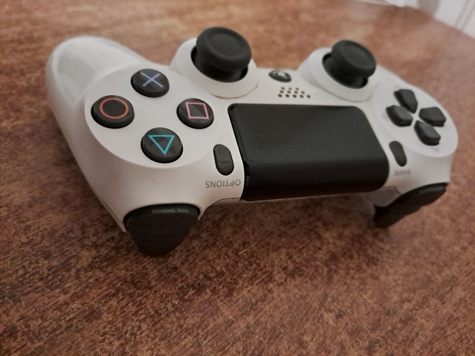 Playstation 4 com comando