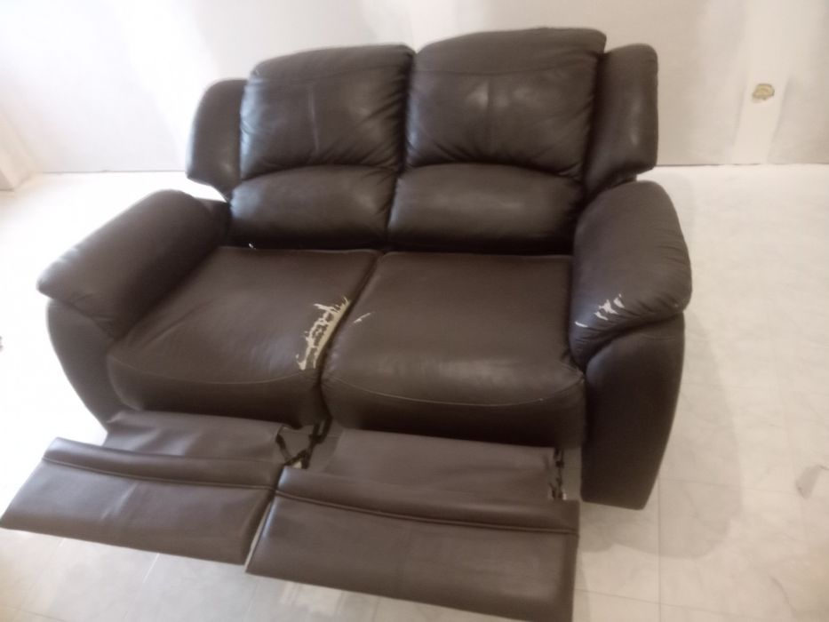 Sofá de 2 lugares.  Remesivel fàz de apoio aos pés