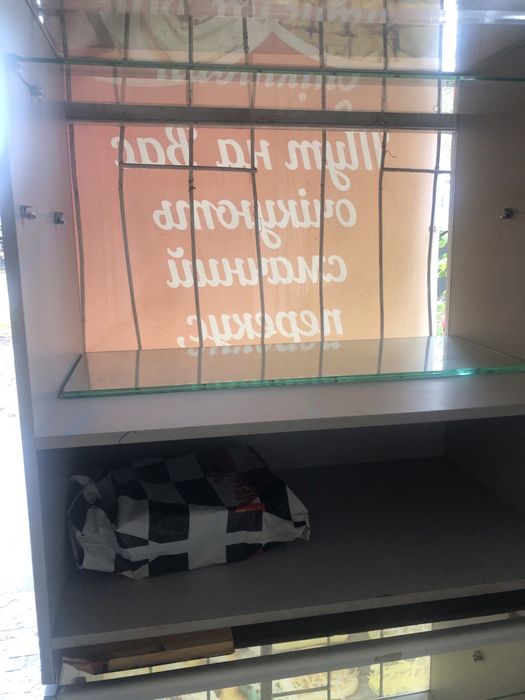 Срочно ветрина Отдам почти Даром стелажи