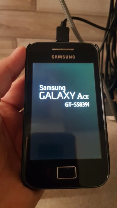Телефон Samsung Galaxy Ace GT-S5839i