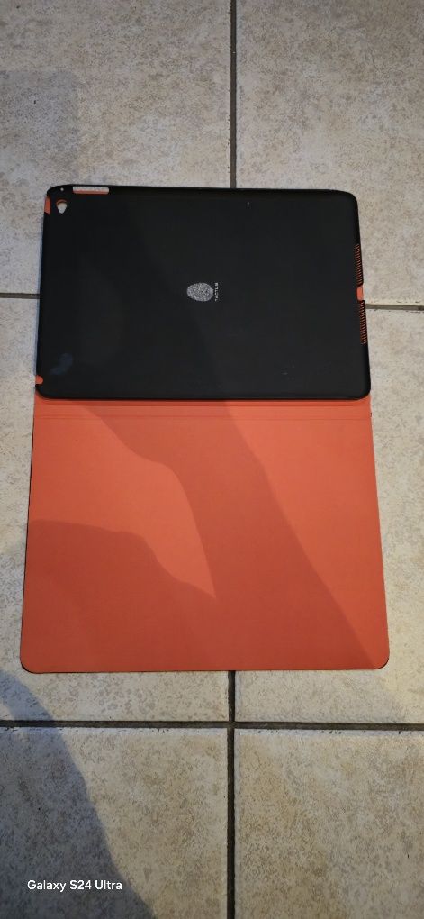 Etui z klapka plecki do tabletów
