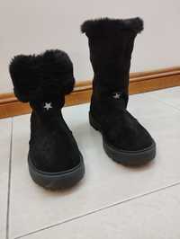 Botas pretas de menina