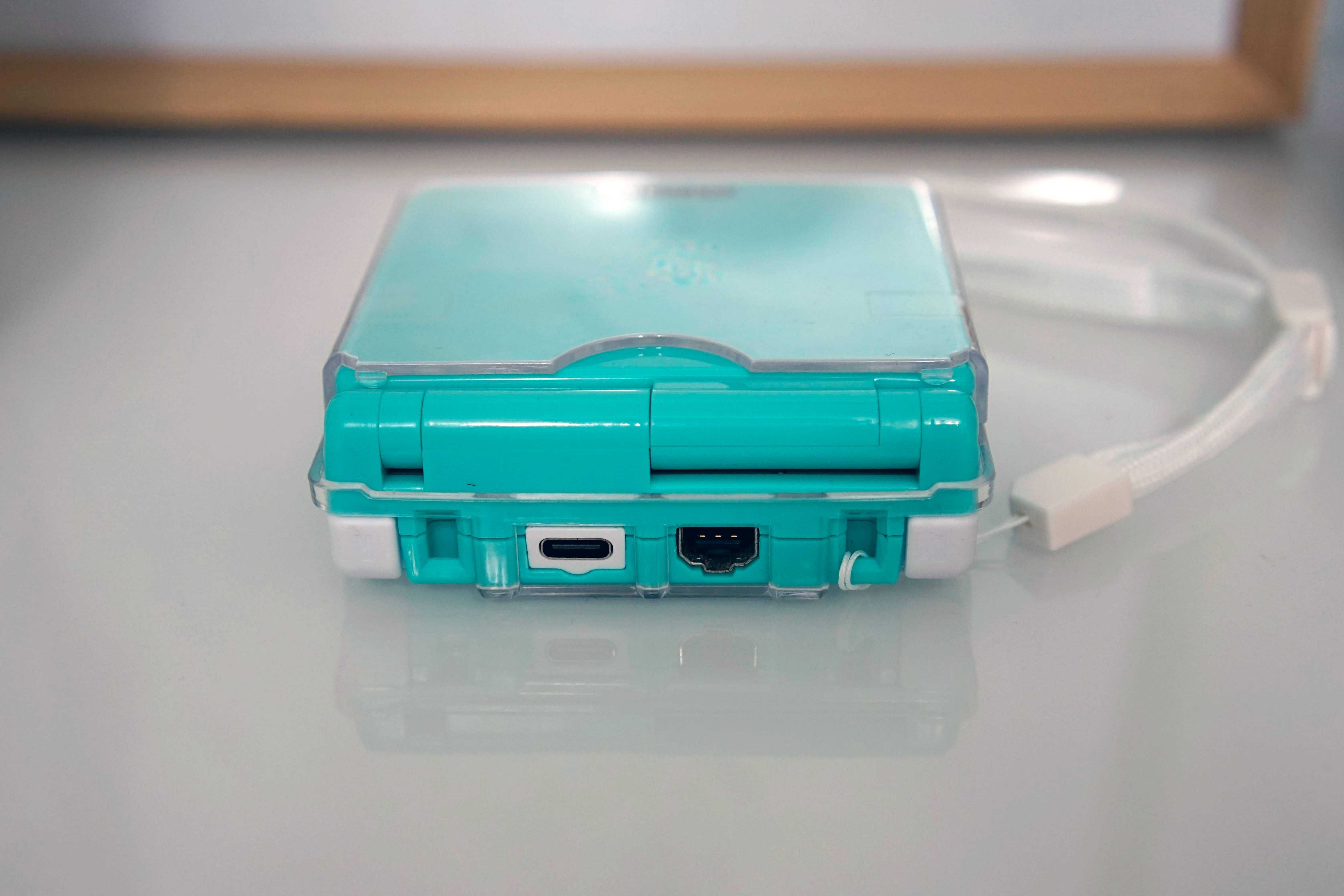 GameBoy Advance SP - IPS, USB-C, folia, osłonka, smyczka i inne
