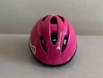 Dziecięcy kask marki Decathlon Oxylane b’Twin Kid Helmet 3 Pink.