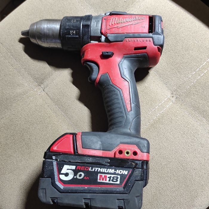 Milwaukee 2702 ударна дрель