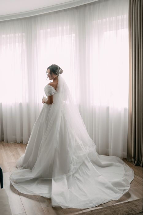 Весільна сукня з фатою блискуча
