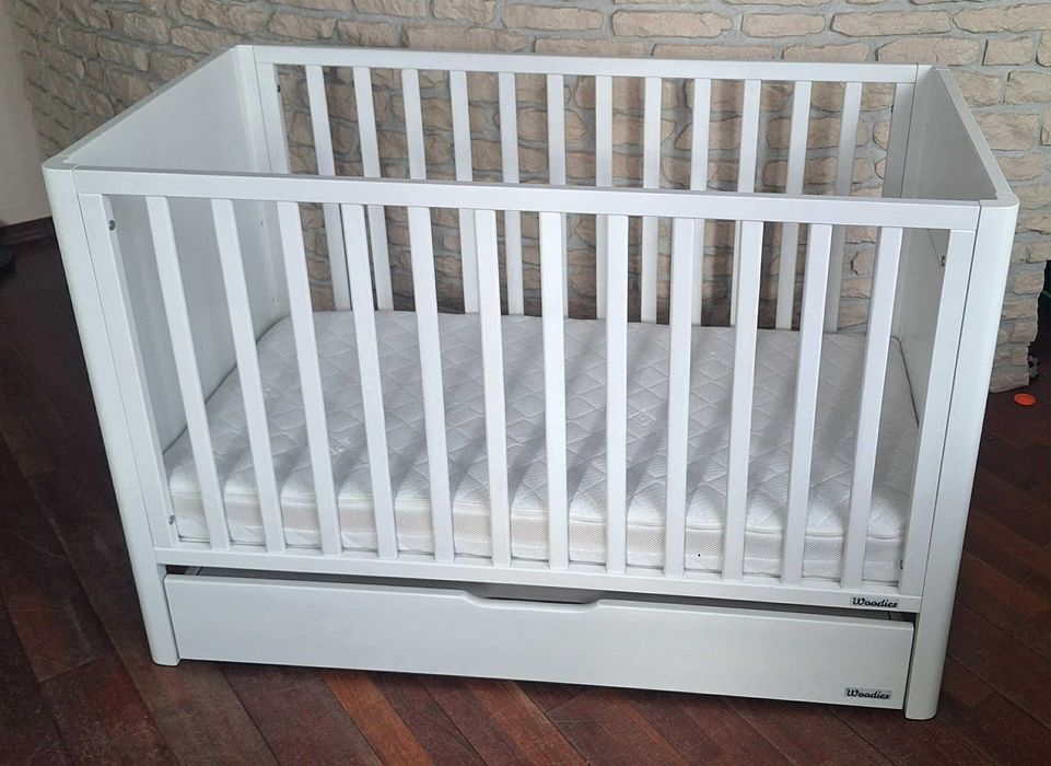 Drewniane białe łóżeczko Woodies Smooth Cot 120×60 szuflada materac