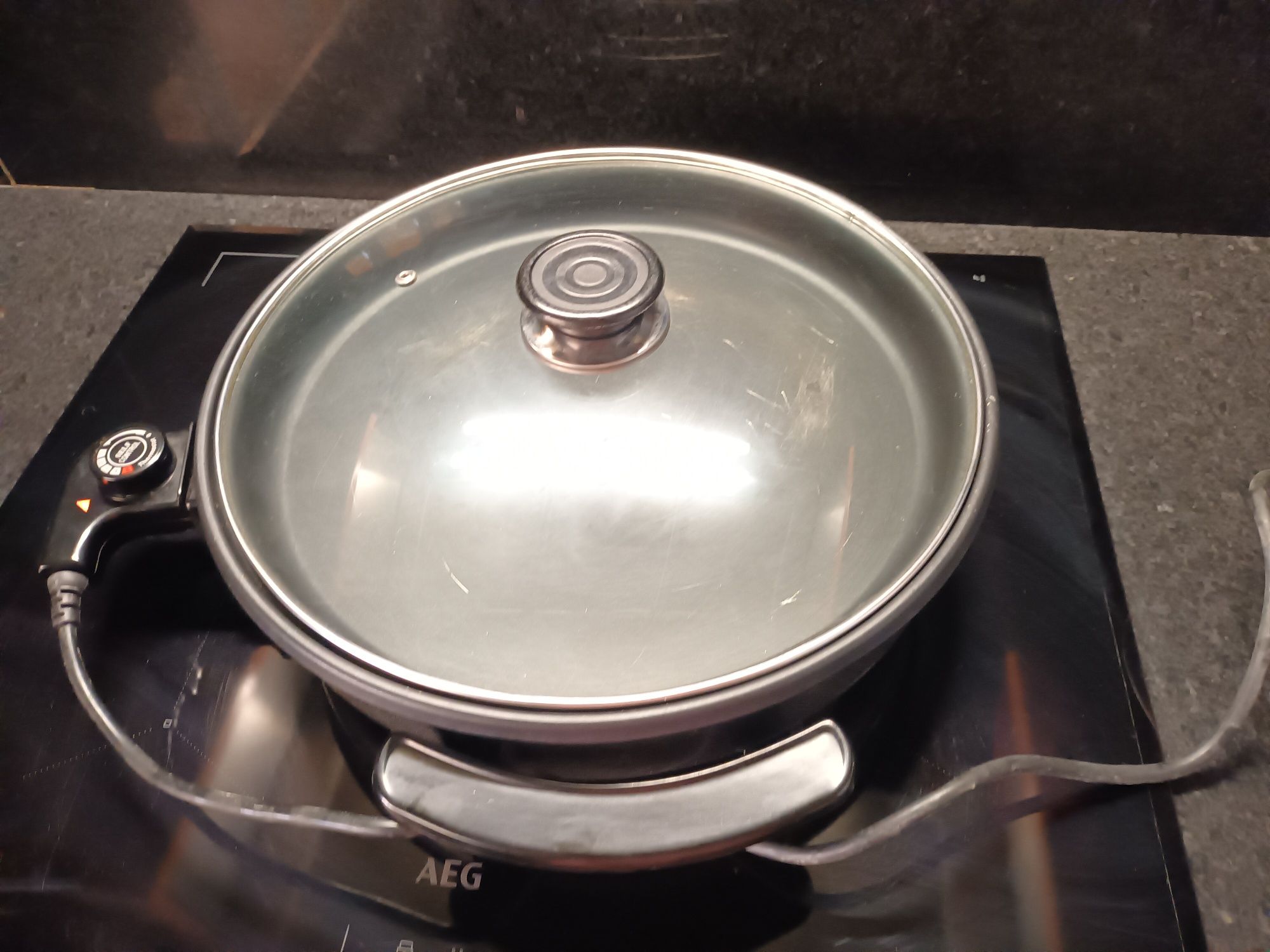 Panela Eléctrica como nova. Óptima para qualquer cozinhado.