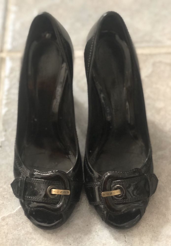 Fendi Patent b buckle. Open toe. Na stabilnym obcasie. 38,5