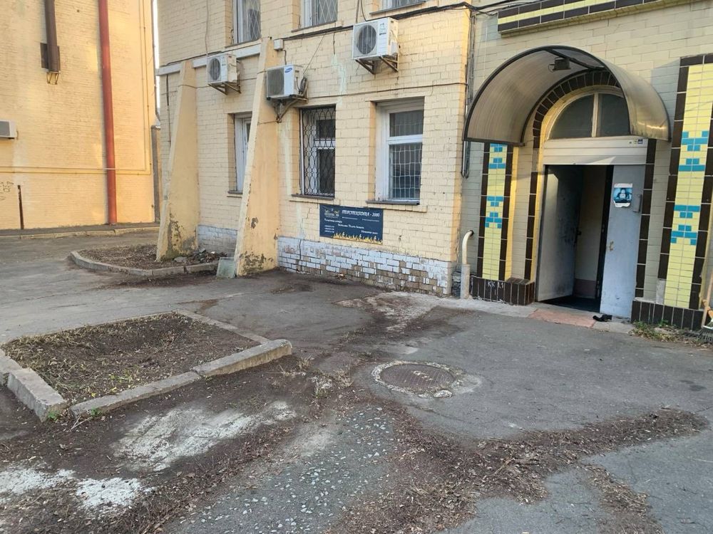 Будівля у центрі  Києва. метро Університет. 600 м.кв !