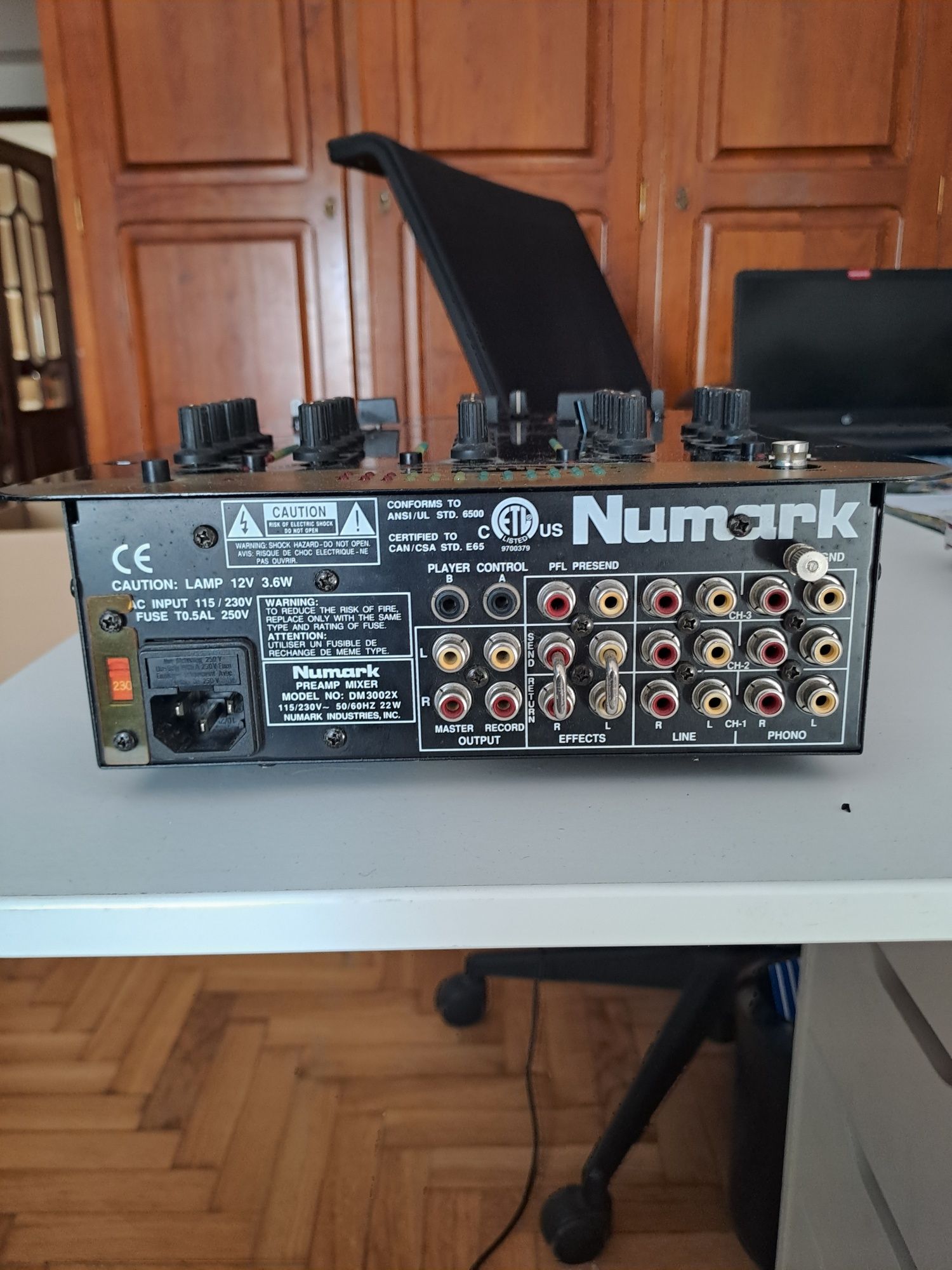 Mesa mistura Numark DM3002X