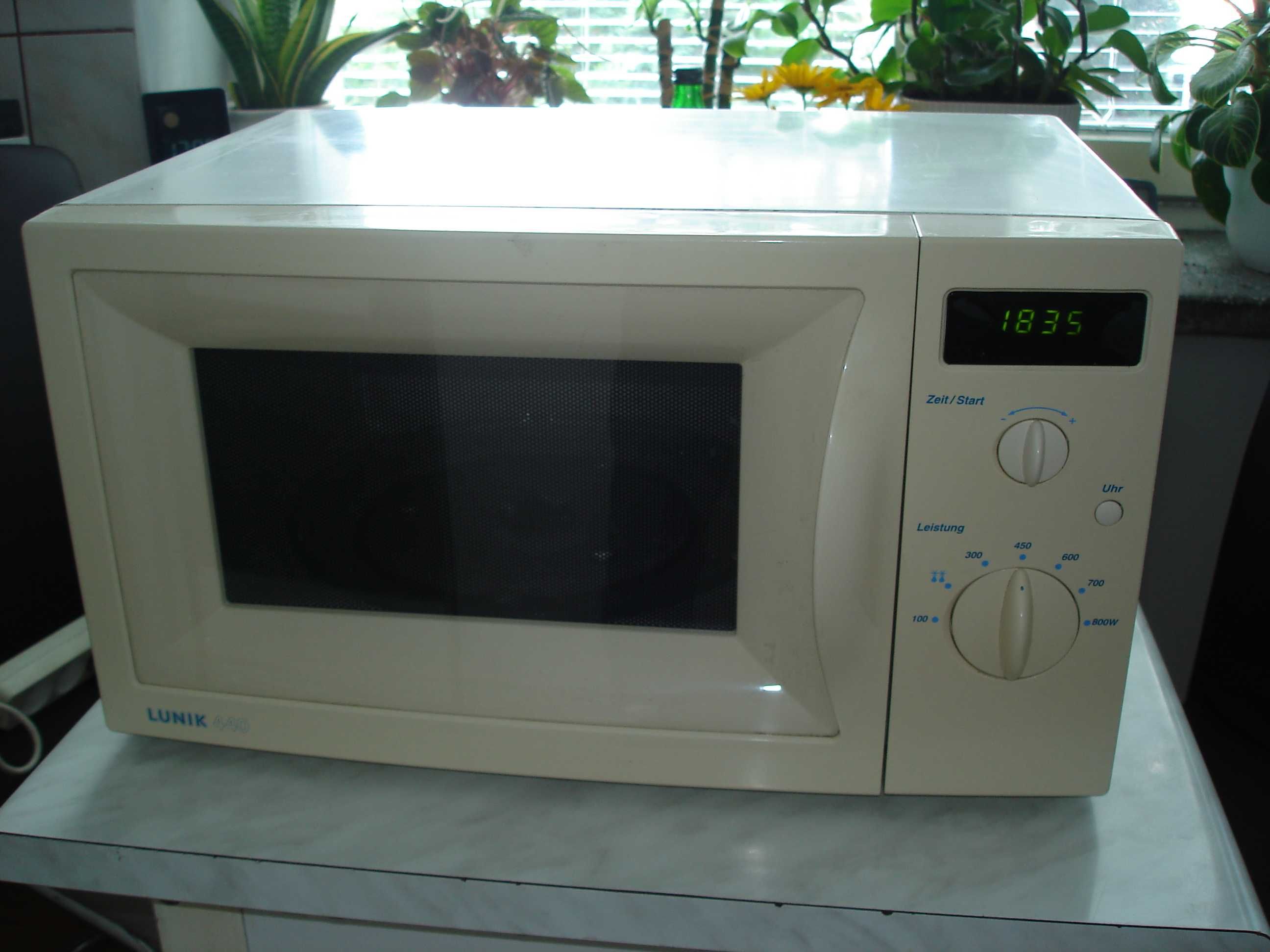 Kuchenka mikrofalowa LUNIK 800