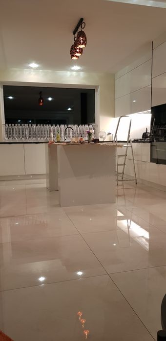 Naprawa montaż okien i drzwi. Montaż parapetów, wykończenie wnętr