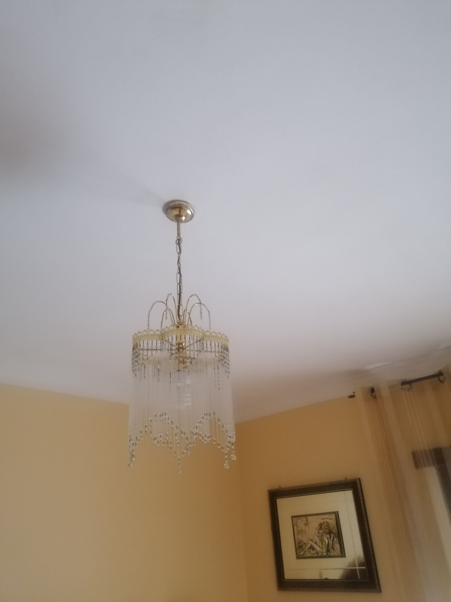 Candeeiro dourado e com apliques de vidro