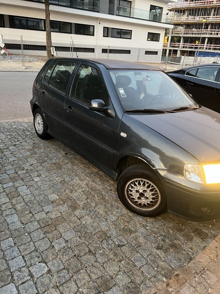Vendo VW 1.4 de 2000, o carro é antigo mas levou um restauro total.