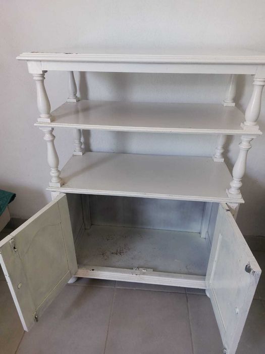 Estante branca para tv com 3 andares e 2 portas
