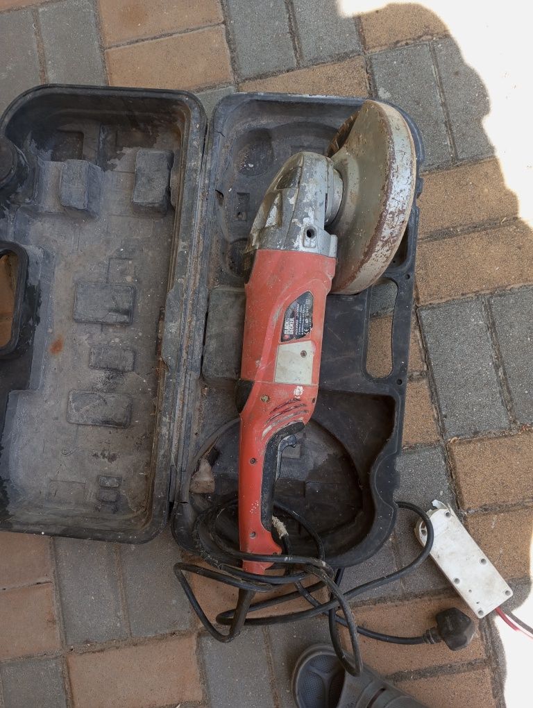 Szlifierka katowa KG2000 Black and Decker uszkodzona