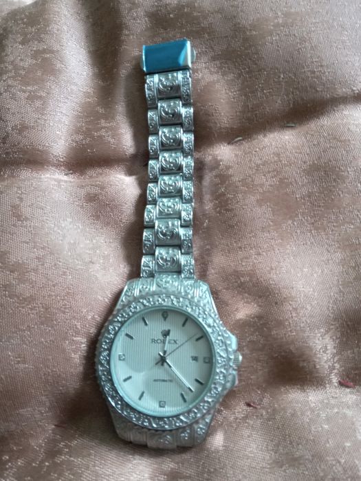 Продаються два годинники