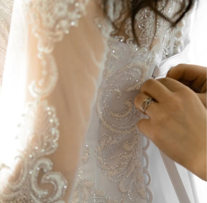 Весільна сукня білого кольору