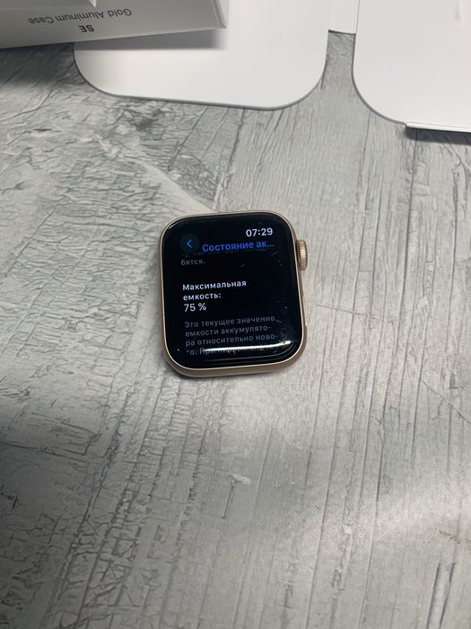 Apple watch SE Gold Aluminum Case 40mm