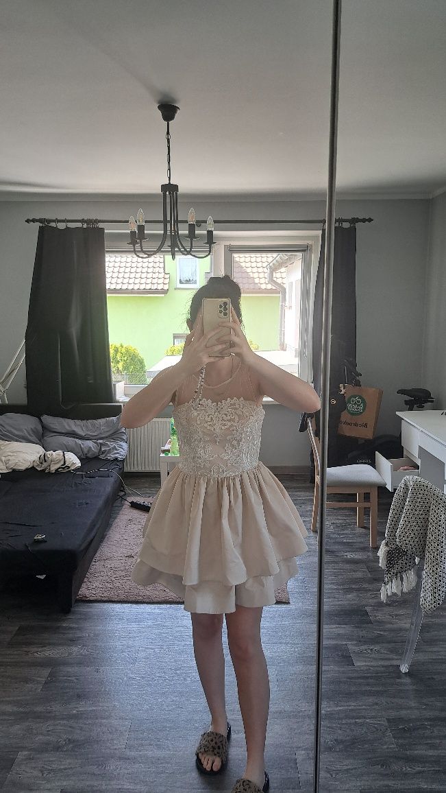 Balowa sukienka bezowa