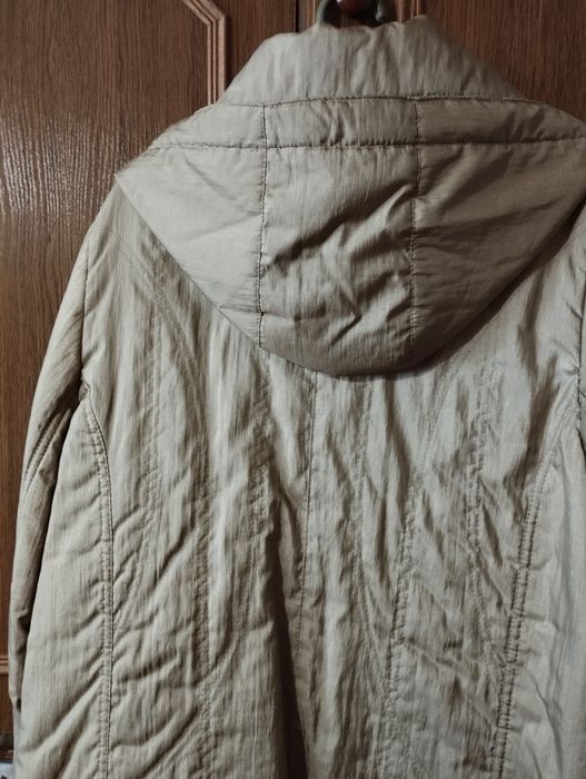 Куртка женская(52 размер)бежевого цвета