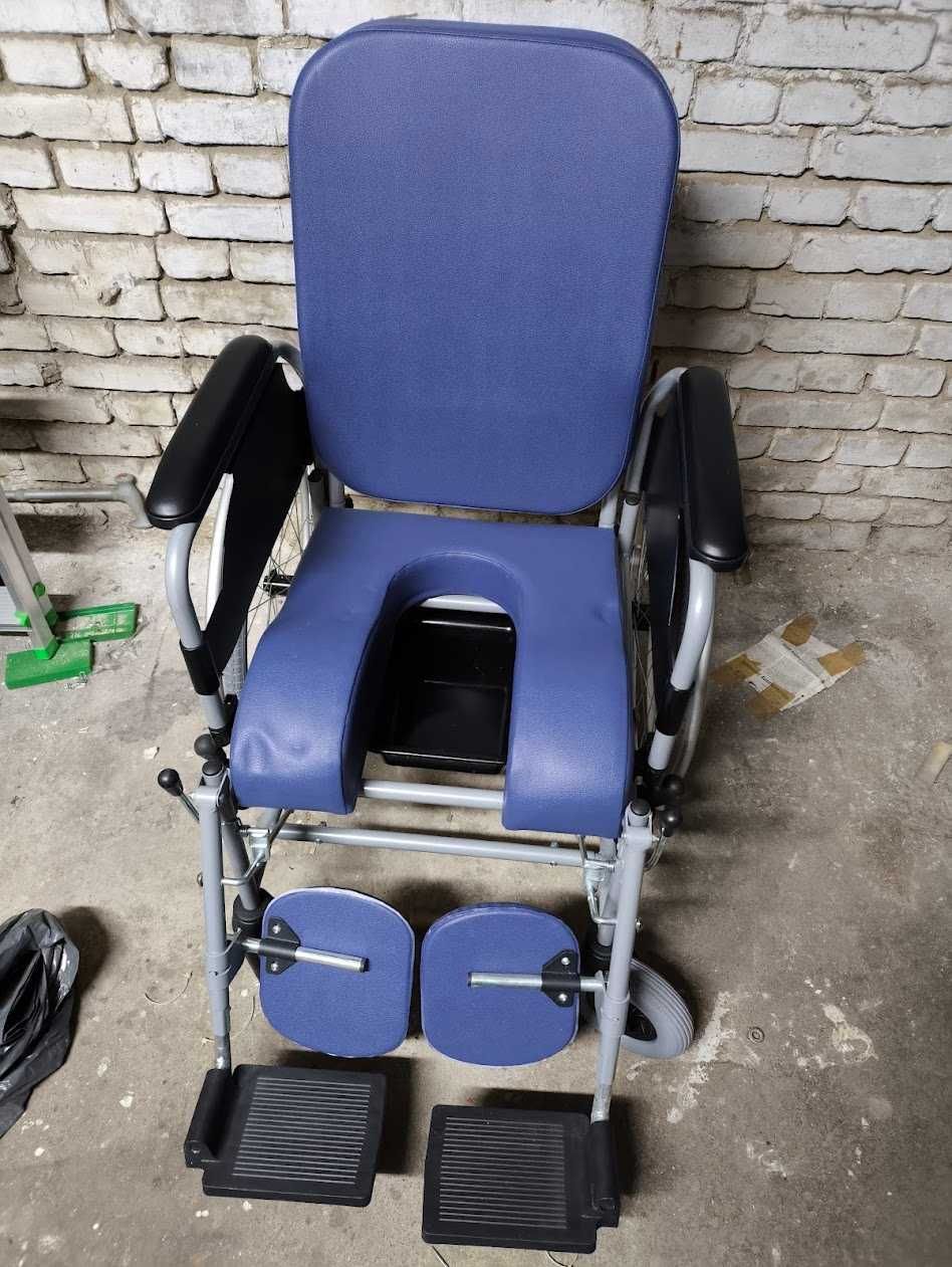 Wózek inwalidzki z toaletą